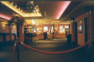 Blick in das Foyer mit Kinobar